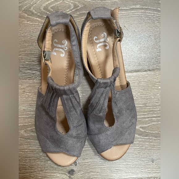 JG Journee Wedge Heal Gray Suede-like material size 6.5 Shoes - Picture 2 of 4